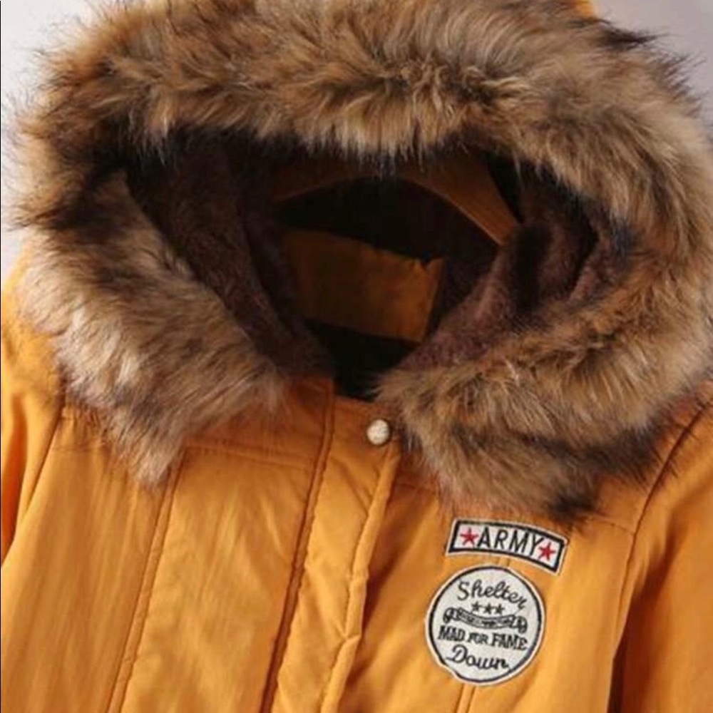 Abrigo nuevo❗️de mujer color amarillo  nunca usado